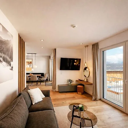 Ziller Delight - Stylish Apartment With Balcony & Mountain View